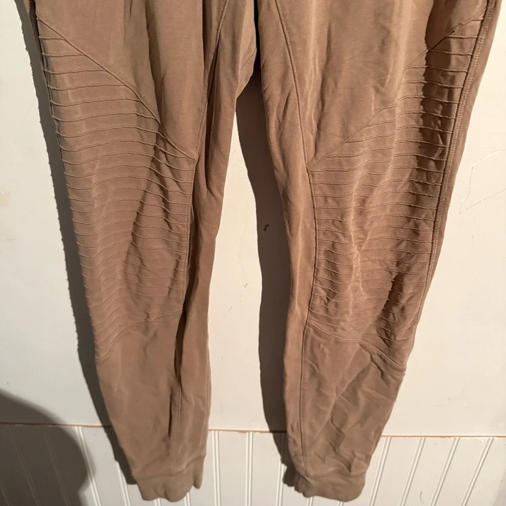 Alo Yoga Urban Moto Sweatpant Joggers Pants Tan Casual Travel Small Workout